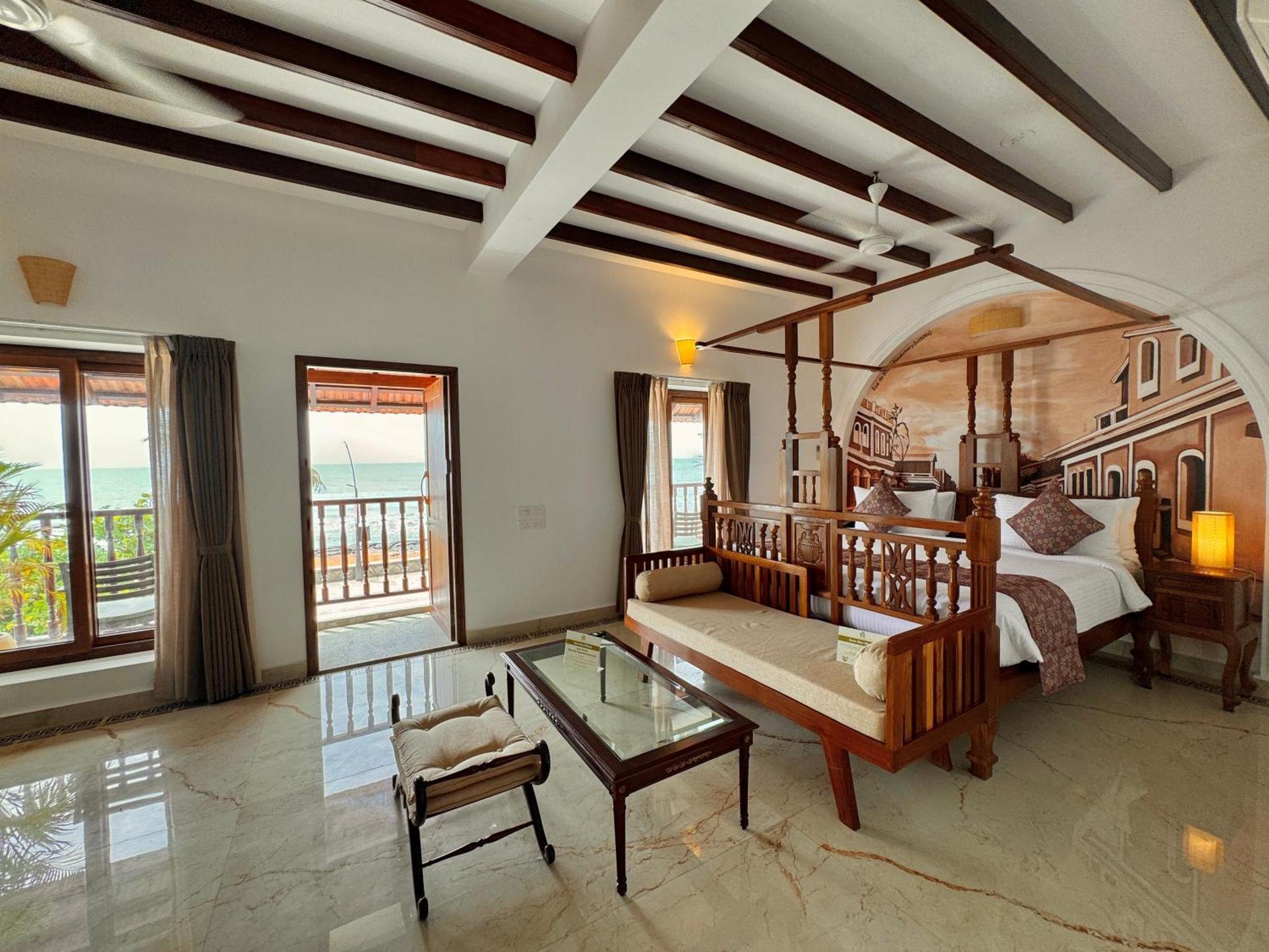 La Plage Seaview Suites ポンディシェリ エクステリア 写真