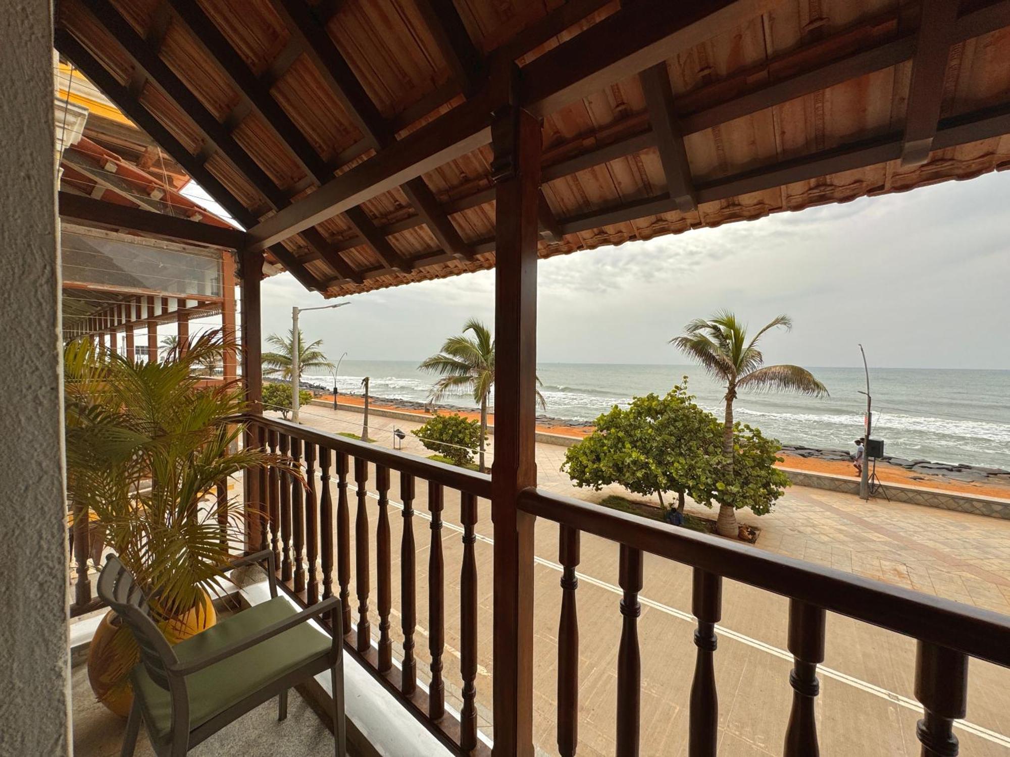 La Plage Seaview Suites ポンディシェリ エクステリア 写真