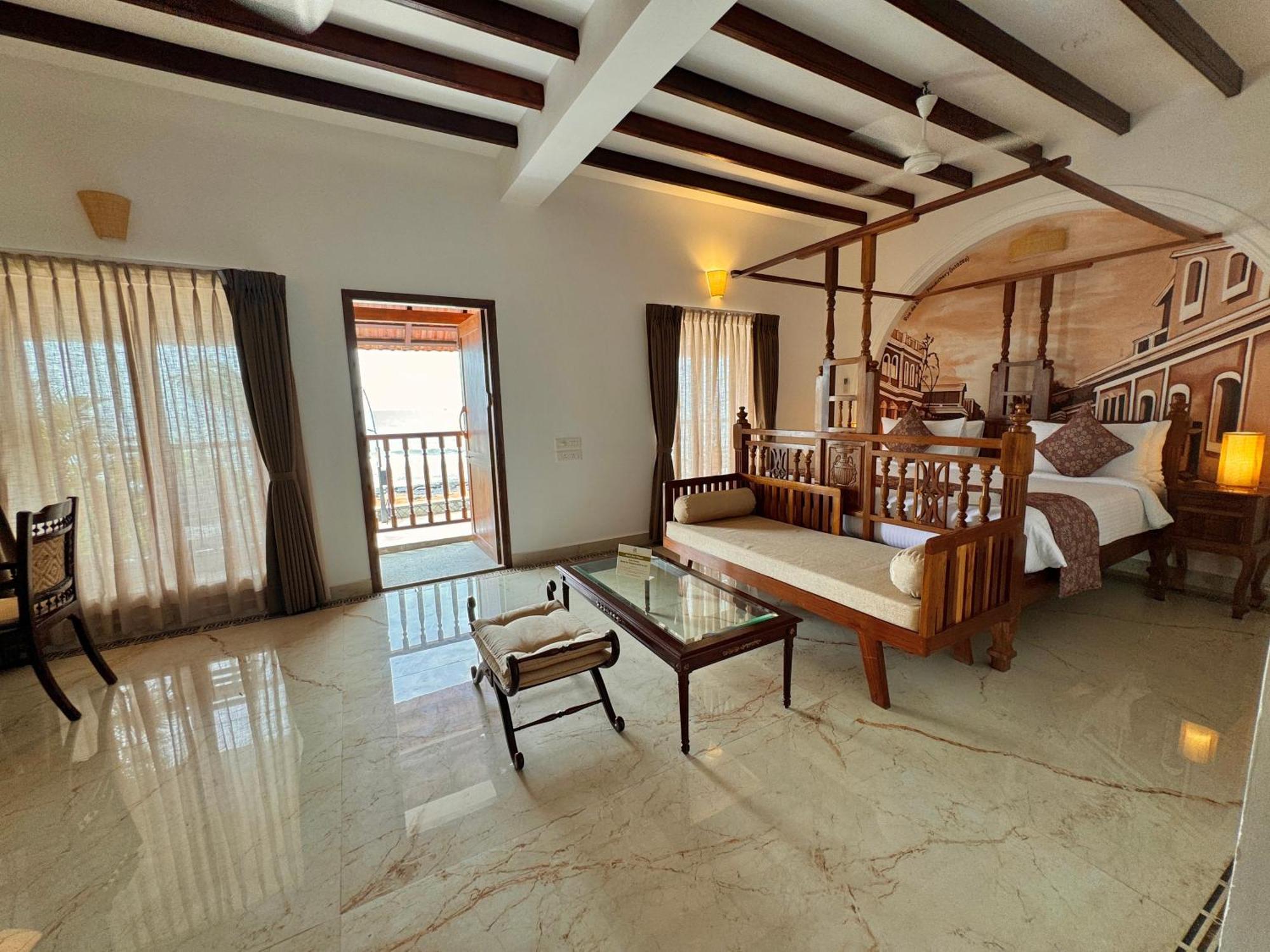 La Plage Seaview Suites ポンディシェリ エクステリア 写真